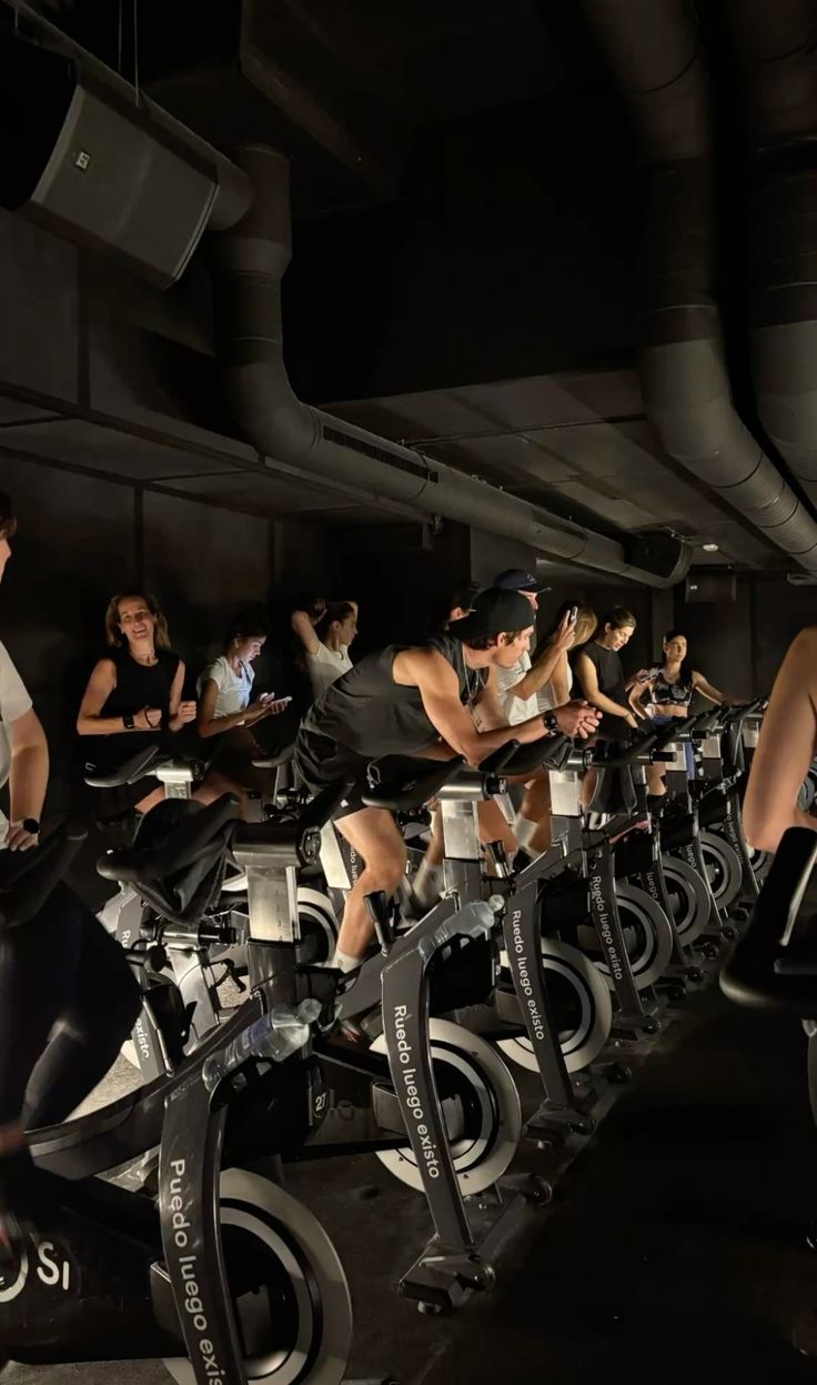 Clase de indoor cycling en estudio oscuro