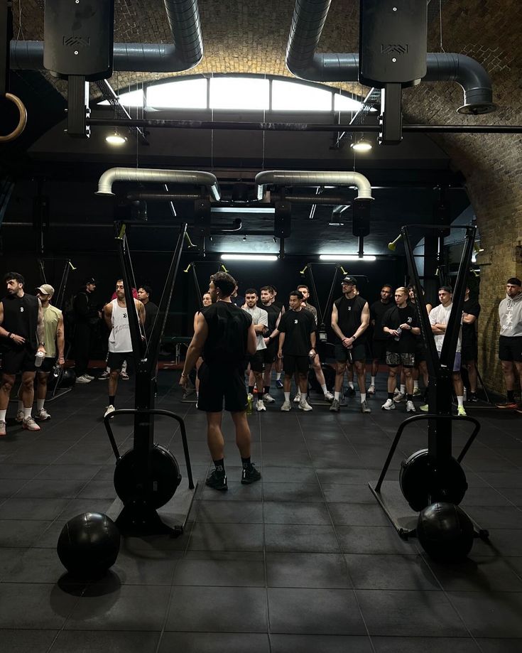 Grupo reunido antes de una clase de entrenamiento funcional