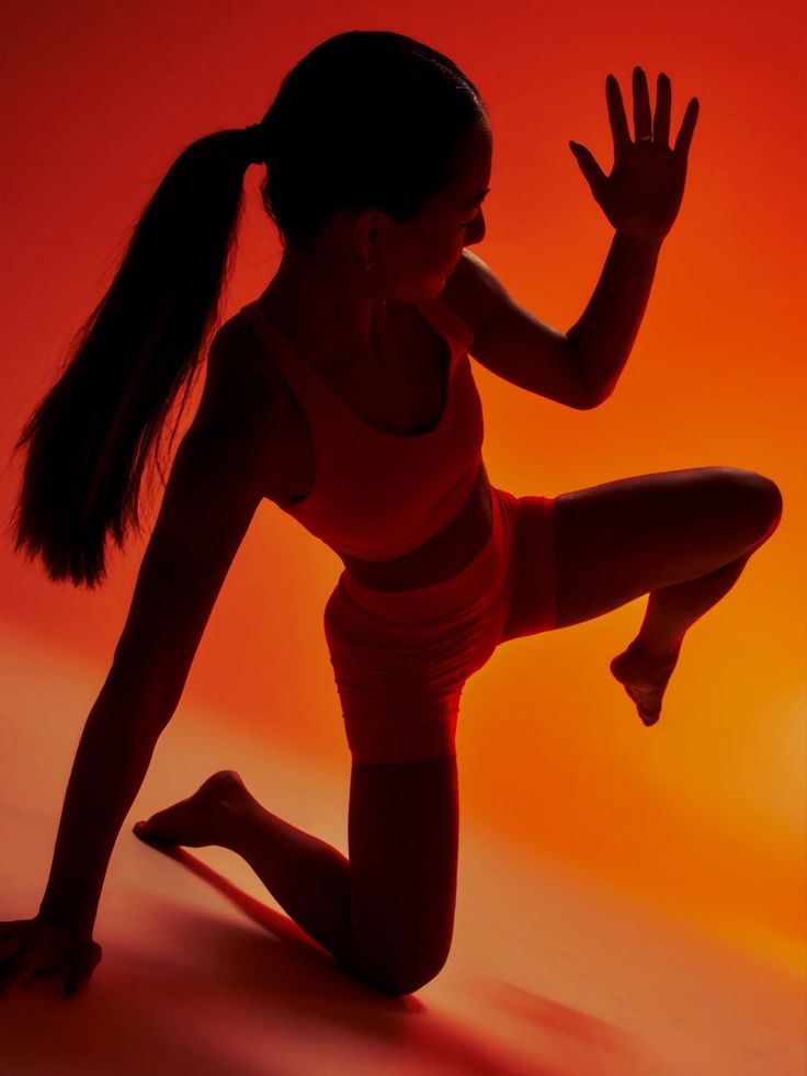 Movimiento de estudio con luz roja y naranja
