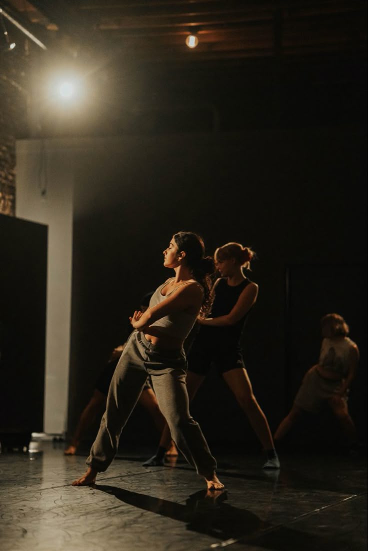 Clase de movimiento en estudio con iluminación teatral
