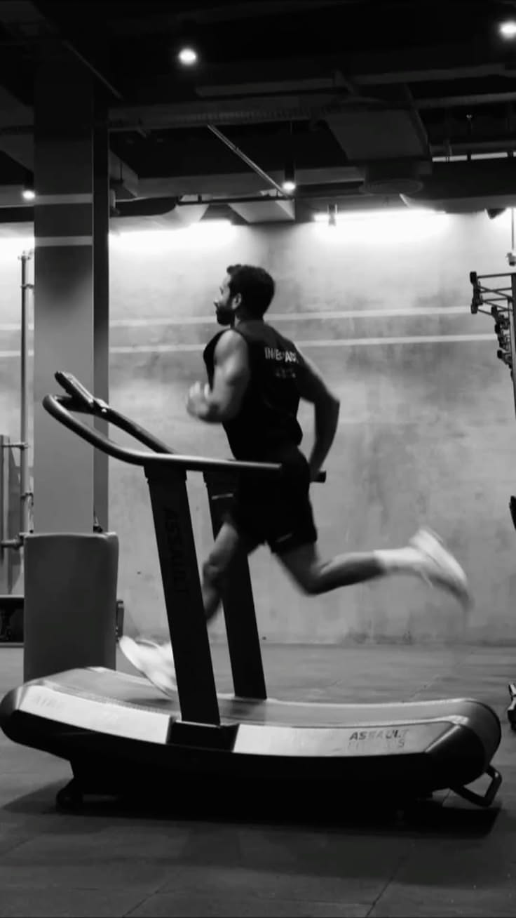 Atleta corriendo en treadmill dentro del estudio